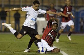 CORINTHIANS/SP X ATLETICO/PR - em um lance da partida realizada esta noite no estádio do Pacaembu, zona oeste da cidade, válida pelo returno do Campeonato Brasileiro de 2009