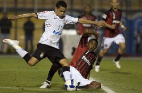 CORINTHIANS/SP X ATLETICO/PR - em um lance da partida realizada esta noite no estdio do Pacaembu, zona oeste da cidade, vlida pelo returno do Campeonato Brasileiro de 2009