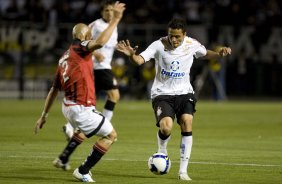 CORINTHIANS/SP X ATLETICO/PR - em um lance da partida realizada esta noite no estádio do Pacaembu, zona oeste da cidade, válida pelo returno do Campeonato Brasileiro de 2009