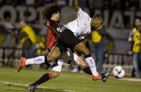 CORINTHIANS/SP X ATLETICO/PR - em um lance da partida realizada esta noite no estádio do Pacaembu, zona oeste da cidade, válida pelo returno do Campeonato Brasileiro de 2009