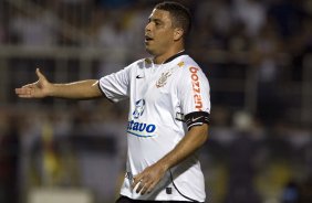CORINTHIANS/SP X ATLETICO/PR - em um lance da partida realizada esta noite no estádio do Pacaembu, zona oeste da cidade, válida pelo returno do Campeonato Brasileiro de 2009