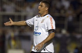 CORINTHIANS/SP X ATLETICO/PR - em um lance da partida realizada esta noite no estdio do Pacaembu, zona oeste da cidade, vlida pelo returno do Campeonato Brasileiro de 2009