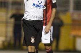 CORINTHIANS/SP X ATLETICO/PR - em um lance da partida realizada esta noite no estádio do Pacaembu, zona oeste da cidade, válida pelo returno do Campeonato Brasileiro de 2009