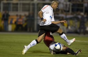 CORINTHIANS/SP X ATLETICO/PR - em um lance da partida realizada esta noite no estádio do Pacaembu, zona oeste da cidade, válida pelo returno do Campeonato Brasileiro de 2009