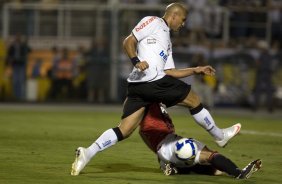 CORINTHIANS/SP X ATLETICO/PR - em um lance da partida realizada esta noite no estdio do Pacaembu, zona oeste da cidade, vlida pelo returno do Campeonato Brasileiro de 2009