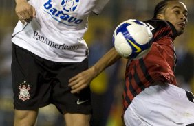 CORINTHIANS/SP X ATLETICO/PR - em um lance da partida realizada esta noite no estdio do Pacaembu, zona oeste da cidade, vlida pelo returno do Campeonato Brasileiro de 2009