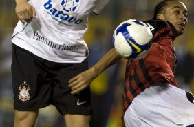 CORINTHIANS/SP X ATLETICO/PR - em um lance da partida realizada esta noite no estádio do Pacaembu, zona oeste da cidade, válida pelo returno do Campeonato Brasileiro de 2009