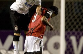 CORINTHIANS/SP X ATLETICO/PR - em um lance da partida realizada esta noite no estádio do Pacaembu, zona oeste da cidade, válida pelo returno do Campeonato Brasileiro de 2009