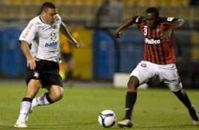 CORINTHIANS/SP X ATLETICO/PR - em um lance da partida realizada esta noite no estádio do Pacaembu, zona oeste da cidade, válida pelo returno do Campeonato Brasileiro de 2009