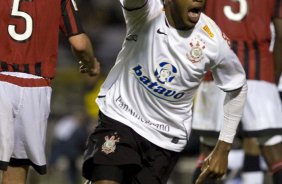 CORINTHIANS/SP X ATLETICO/PR - em um lance da partida realizada esta noite no estádio do Pacaembu, zona oeste da cidade, válida pelo returno do Campeonato Brasileiro de 2009