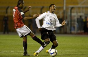 CORINTHIANS/SP X ATLETICO/PR - em um lance da partida realizada esta noite no estádio do Pacaembu, zona oeste da cidade, válida pelo returno do Campeonato Brasileiro de 2009