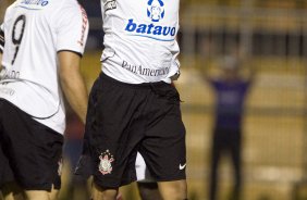 CORINTHIANS/SP X ATLETICO/PR - em um lance da partida realizada esta noite no estádio do Pacaembu, zona oeste da cidade, válida pelo returno do Campeonato Brasileiro de 2009