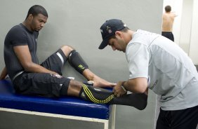 CORINTHIANS/SP X ATLETICO/PR - Felipe e o massagista Alex Dias nos vestiários antes da partida realizada esta noite no estádio do Pacaembu, zona oeste da cidade, válida pelo returno do Campeonato Brasileiro de 2009