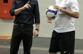 CORINTHIANS/SP X ATLETICO/PR - Mano Menezes e Ronaldo nos vestiários antes da partida realizada esta noite no estádio do Pacaembu, zona oeste da cidade, válida pelo returno do Campeonato Brasileiro de 2009
