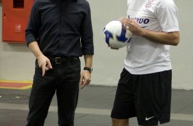 CORINTHIANS/SP X ATLETICO/PR - Mano Menezes e Ronaldo nos vestirios antes da partida realizada esta noite no estdio do Pacaembu, zona oeste da cidade, vlida pelo returno do Campeonato Brasileiro de 2009