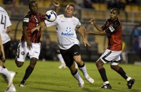 CORINTHIANS/SP X ATLETICO/PR - Manoel; Ronaldo e Valencia em um lance da partida realizada esta noite no estdio do Pacaembu, zona oeste da cidade, vlida pelo returno do Campeonato Brasileiro de 2009