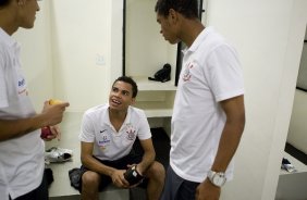 CORINTHIANS/SP X ATLETICO/PR - Marcelinho; Dentinho e Jadson nos vestirios antes da partida realizada esta noite no estdio do Pacaembu, zona oeste da cidade, vlida pelo returno do Campeonato Brasileiro de 2009