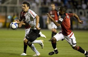 CORINTHIANS/SP X ATLETICO/PR - Marcinho; Wallyson, atras, e Valencia em um lance da partida realizada esta noite no estdio do Pacaembu, zona oeste da cidade, vlida pelo returno do Campeonato Brasileiro de 2009