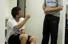 CORINTHIANS/SP X ATLETICO/PR - Matias Defederico e o preparador físico Walmir Cruz nos vestiários antes da partida realizada esta noite no estádio do Pacaembu, zona oeste da cidade, válida pelo returno do Campeonato Brasileiro de 2009
