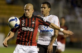 CORINTHIANS/SP X ATLETICO/PR - Nei e Dentinho em um lance da partida realizada esta noite no estdio do Pacaembu, zona oeste da cidade, vlida pelo returno do Campeonato Brasileiro de 2009