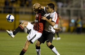 CORINTHIANS/SP X ATLETICO/PR - Nei e Dentinho em um lance da partida realizada esta noite no estdio do Pacaembu, zona oeste da cidade, vlida pelo returno do Campeonato Brasileiro de 2009