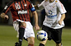 CORINTHIANS/SP X ATLETICO/PR - Paulo Baier e Marcelo Mattos em um lance da partida realizada esta noite no estádio do Pacaembu, zona oeste da cidade, válida pelo returno do Campeonato Brasileiro de 2009