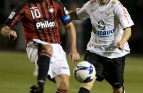 CORINTHIANS/SP X ATLETICO/PR - Paulo Baier e Marcelo Mattos em um lance da partida realizada esta noite no estdio do Pacaembu, zona oeste da cidade, vlida pelo returno do Campeonato Brasileiro de 2009