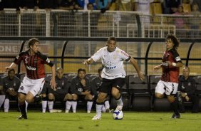 CORINTHIANS/SP X ATLETICO/PR - Rafael Mirando; Ronaldo e Marcio Azevedo em um lance da partida realizada esta noite no estdio do Pacaembu, zona oeste da cidade, vlida pelo returno do Campeonato Brasileiro de 2009
