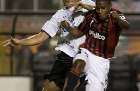 CORINTHIANS/SP X ATLETICO/PR - Ronaldo e Valencia em um lance da partida realizada esta noite no estdio do Pacaembu, zona oeste da cidade, vlida pelo returno do Campeonato Brasileiro de 2009