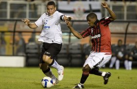 CORINTHIANS/SP X ATLETICO/PR - Ronaldo e Valencia em um lance da partida realizada esta noite no estádio do Pacaembu, zona oeste da cidade, válida pelo returno do Campeonato Brasileiro de 2009