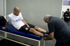 CORINTHIANS/SP X ATLETICO/PR - Souza e o massagista Ceará nos vestiários antes da partida realizada esta noite no estádio do Pacaembu, zona oeste da cidade, válida pelo returno do Campeonato Brasileiro de 2009