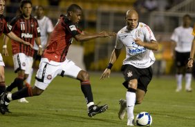 CORINTHIANS/SP X ATLETICO/PR - Valencia e Edno em um lance da partida realizada esta noite no estádio do Pacaembu, zona oeste da cidade, válida pelo returno do Campeonato Brasileiro de 2009