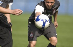 O preparador fsico Antnio Carlos Bona e Matias Defederico durante o treino do Corinthians realizado esta tarde no Parque So Jorge; o prximo jogo do time ser quarta-feira, dia 07/10, contra o Fluminense, no estdio do Maracan, pelo returno do Campeonato Brasileiro 2009