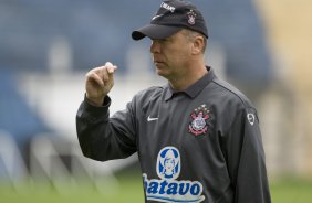 Mano Menezes durante o treino do Corinthians realizado esta manh no Parque So Jorge; o prximo jogo do time ser amanh, sbado, dia 10/10, contra o Grmio, no estdio do Pacaembu, pelo returno do Campeonato Brasileiro 2009