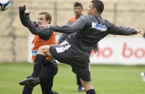 Marcelo Mattos e Ronaldo durante o treino do Corinthians realizado esta manh no Parque So Jorge; o prximo jogo do time ser amanh, sbado, dia 10/10, contra o Grmio, no estdio do Pacaembu, pelo returno do Campeonato Brasileiro 2009