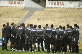 O tcnico Mano Menezes reune os jogadores no centro do gramado antes do treino do Corinthians realizado esta manh no Parque So Jorge; o prximo jogo do time ser amanh, sbado, dia 10/10, contra o Grmio, no estdio do Pacaembu, pelo returno do Campeonato Brasileiro 2009