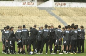 O tcnico Mano Menezes reune os jogadores no centro do gramado antes do treino do Corinthians realizado esta manh no Parque So Jorge; o prximo jogo do time ser amanh, sbado, dia 10/10, contra o Grmio, no estdio do Pacaembu, pelo returno do Campeonato Brasileiro 2009