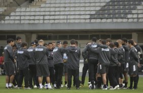 O tcnico Mano Menezes reune os jogadores no centro do gramado antes do treino do Corinthians realizado esta manh no Parque So Jorge; o prximo jogo do time ser amanh, sbado, dia 10/10, contra o Grmio, no estdio do Pacaembu, pelo returno do Campeonato Brasileiro 2009