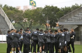 O tcnico Mano Menezes reune os jogadores no centro do gramado antes do treino do Corinthians realizado esta manh no Parque So Jorge; o prximo jogo do time ser amanh, sbado, dia 10/10, contra o Grmio, no estdio do Pacaembu, pelo returno do Campeonato Brasileiro 2009