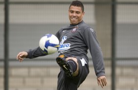 Ronaldo durante o treino do Corinthians realizado esta manh no Parque So Jorge; o prximo jogo do time ser amanh, sbado, dia 10/10, contra o Grmio, no estdio do Pacaembu, pelo returno do Campeonato Brasileiro 2009