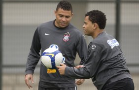 Ronaldo e Dentinho durante o treino do Corinthians realizado esta manh no Parque So Jorge; o prximo jogo do time ser amanh, sbado, dia 10/10, contra o Grmio, no estdio do Pacaembu, pelo returno do Campeonato Brasileiro 2009