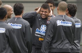 Ronaldo leva petelecos na orelha durante o treino do Corinthians realizado esta manh no Parque So Jorge; o prximo jogo do time ser amanh, sbado, dia 10/10, contra o Grmio, no estdio do Pacaembu, pelo returno do Campeonato Brasileiro 2009