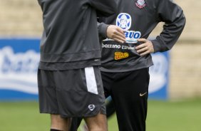 William, de costas, e Mano Menezes durante o treino do Corinthians realizado esta manh no Parque So Jorge; o prximo jogo do time ser amanh, sbado, dia 10/10, contra o Grmio, no estdio do Pacaembu, pelo returno do Campeonato Brasileiro 2009