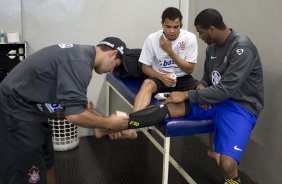 CORINTHIANS/SP X GREMIO/RS - Alex Dias, massagista, Dentinho e Felipe nos vestirios antes da partida realizada esta tarde no estdio do Pacaembu, zona oeste da cidade, vlida pelo returno do Campeonato Brasileiro de 2009