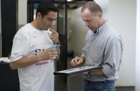 CORINTHIANS/SP X GREMIO/RS - Chicão e Mano Menezes nos vestiários antes da partida realizada esta tarde no estádio do Pacaembu, zona oeste da cidade, válida pelo returno do Campeonato Brasileiro de 2009