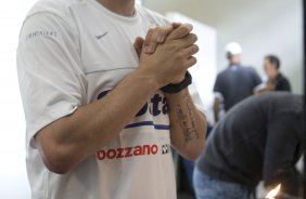 CORINTHIANS/SP X GREMIO/RS - Chicão nos vestiários antes da partida realizada esta tarde no estádio do Pacaembu, zona oeste da cidade, válida pelo returno do Campeonato Brasileiro de 2009