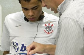 CORINTHIANS/SP X GREMIO/RS - Dentinho e Mano Menezes nos vestirios antes da partida realizada esta tarde no estdio do Pacaembu, zona oeste da cidade, vlida pelo returno do Campeonato Brasileiro de 2009