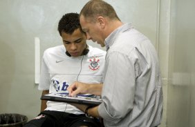 CORINTHIANS/SP X GREMIO/RS - Dentinho e Mano Menezes nos vestiários antes da partida realizada esta tarde no estádio do Pacaembu, zona oeste da cidade, válida pelo returno do Campeonato Brasileiro de 2009