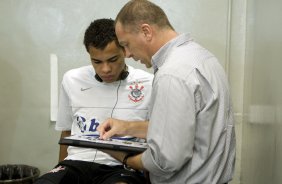 CORINTHIANS/SP X GREMIO/RS - Dentinho e Mano Menezes nos vestirios antes da partida realizada esta tarde no estdio do Pacaembu, zona oeste da cidade, vlida pelo returno do Campeonato Brasileiro de 2009