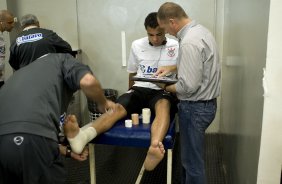 CORINTHIANS/SP X GREMIO/RS - Dentinho e Mano Menezes nos vestiários antes da partida realizada esta tarde no estádio do Pacaembu, zona oeste da cidade, válida pelo returno do Campeonato Brasileiro de 2009